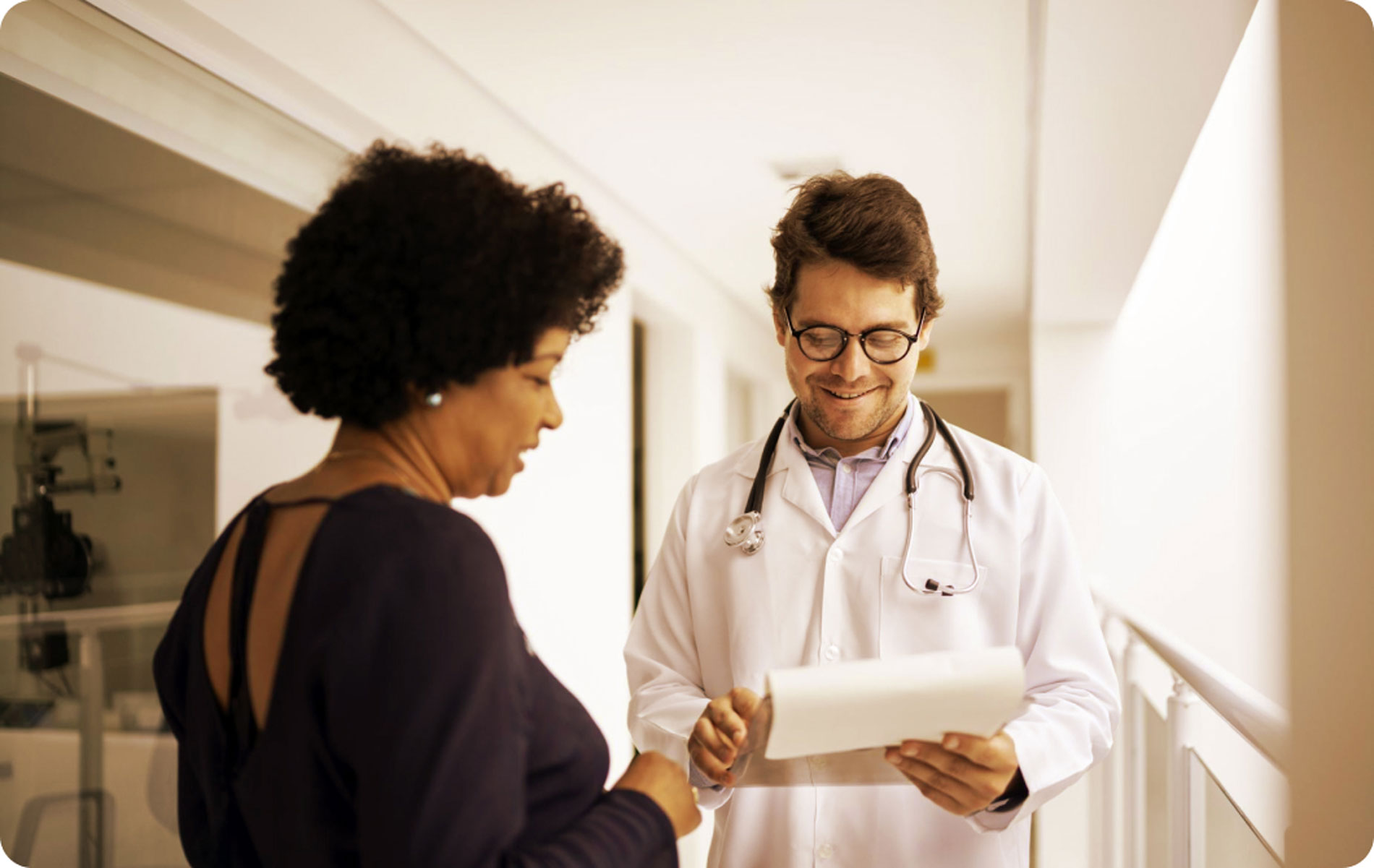 Mulher em conversa com o médico